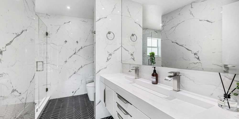 canva-modern-luxurious-bathroom-with-marble-decor-MAHBNPadeZ0